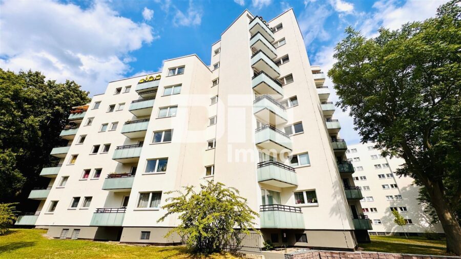 Umfangreich sanierte 4-Zimmerwohnung im EG mit Balkon in hervorragender Wohnlage - Frontansicht